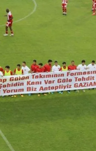 Gaziantepsporlu futbolcular ABD Başkanı Trump'a pankartla tepki gösterdi!