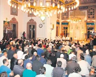 Eller duaya açıldı