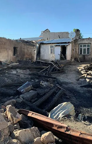 Kars Sarıkamış'ta bir köy alevlere teslim oldu! Küle döndüler