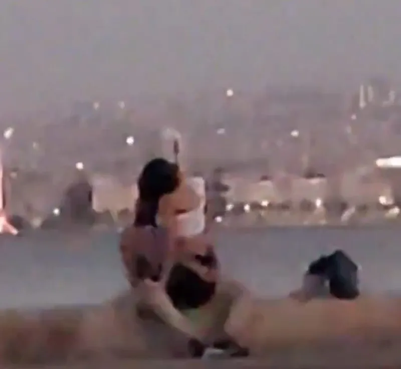 izmirde-tepki-ceken-goruntu-herkesin-gozu-onunde-iliskiye-girdiler-1724750744296.jpg İzmir'de tepki çeken görüntü: Herkesin gözü önünde ilişkiye girdiler!-4