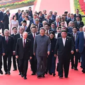 Şi Cinping’den Pekin’de gövde gösterisi! Putin ve Kim’i yanına aldı gizli silahlarını çıkardı | Trump'tan tehdit