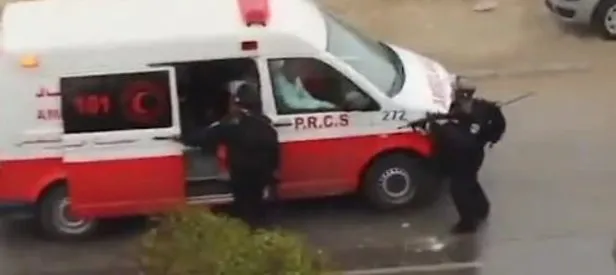 Katil İsrail polisinden ambulansta gözaltı