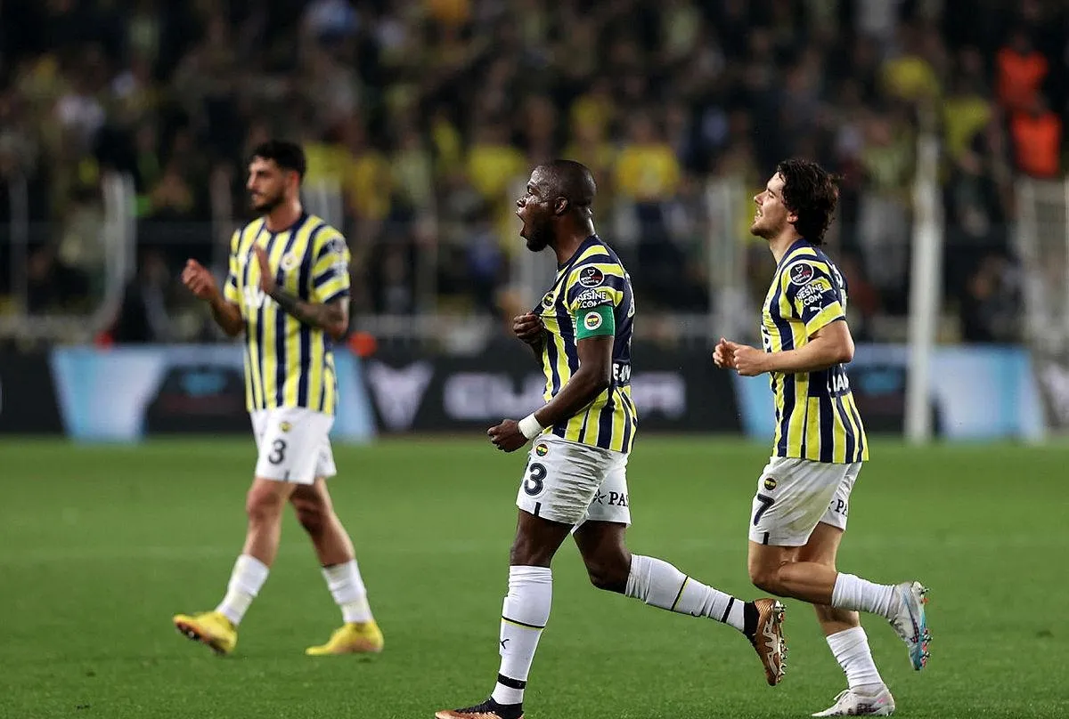 Enner Valencia Alex de Souza’yı yakaladı!