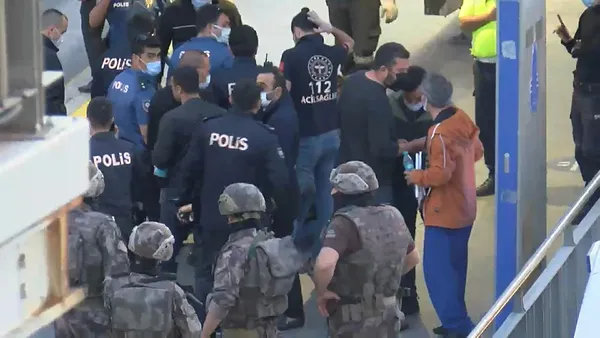 son-dakika-istanbulda-metrobusu-rehin-alan-sahis-gozaltina-alindi-1620928049648.jpg Son dakika! İstanbul'da metrobüsü rehin alan şahıs gözaltına alındı!-5