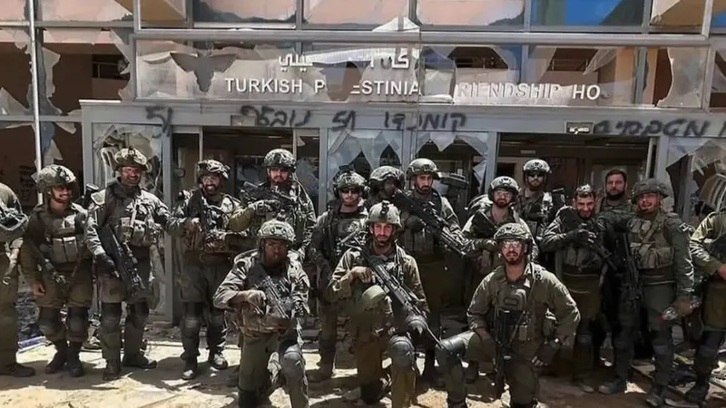 İsrail ordusundan Türkiye’ye alçak rest! Türk-Filistin Dostluk Hastanesi önünde poz vermişlerdi: Dışişleri Bakanlığının tepkisinden sonra skandal cevap geldi-1