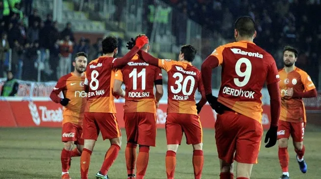 G.Saray tur kapısını araladı