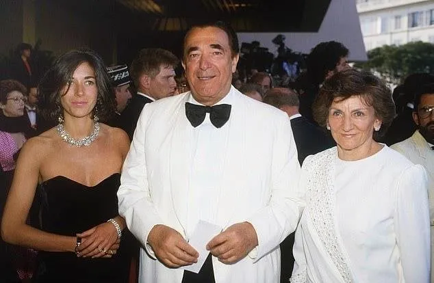  Ghislaine Maxwell, babası Robert ve annesi Elizabeth (1987)
