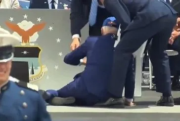 ABD Başkanı Biden yere düştü!