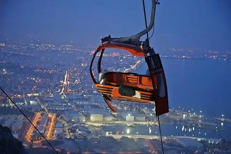 1713240875858.jpeg CHP Antalya'daki teleferik faciasının sorumlularına sahip çıktı! Cezaevi önüne çadır kurdular-9