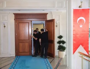 Binaya geldi, başkanlık makamı kapısına x-ray cihazı koydurdu