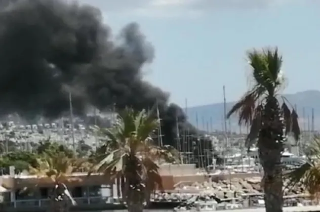 Muğla'nın Bodrum ilçesinde korku dolu anlar! Marinada demirli motoryat yandı