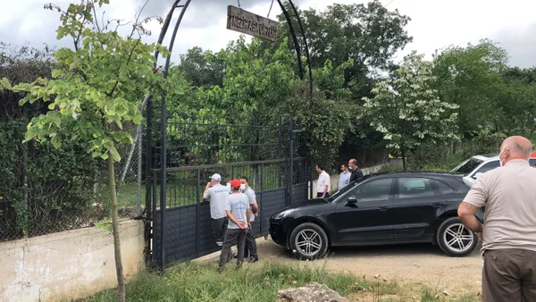 son-dakika-iyi-partili-lutfu-turkkanin-kocaeli-dilovasindaki-kacak-ciftligi-yikim-oncesi-tahliye-ediliyor-1624271752798.jpg SON DAKİKA: İYİ Partili Lütfü Türkkan'ın Kocaeli Dilovası'ndaki kaçak çiftliği yıkım öncesi tahliye ediliyor-5