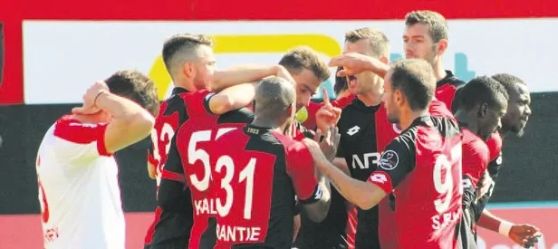 Gençler tek attı gruba kaldı