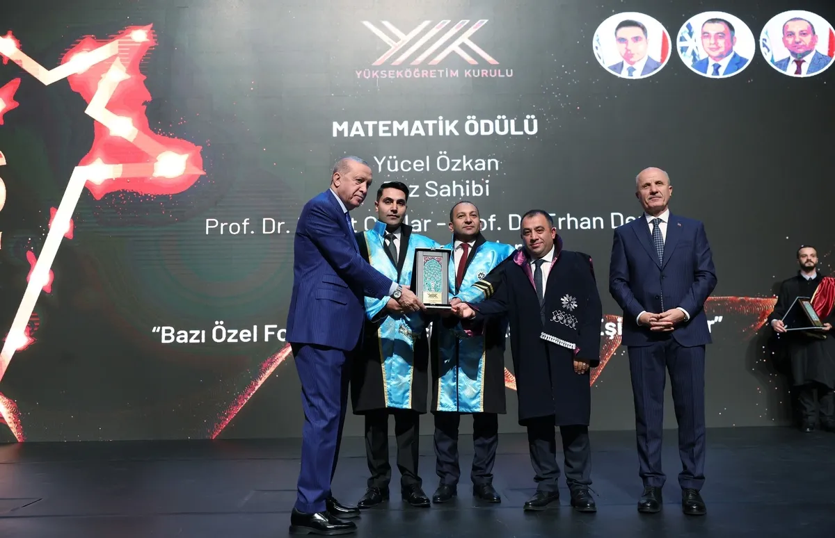 Başkan Erdoğan Matematik Ödülü'nü takdim etti. (Foto: AA)