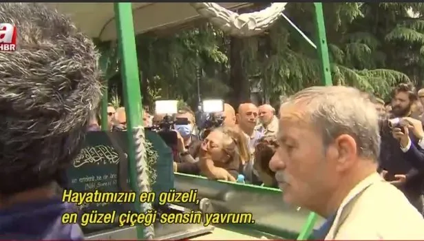 Tüyleri diken diken eden veda! Spiker Özlem Sarıkaya Yurt son yolculuğuna uğurlandı: ''Yolun açık olsun anneciğim''