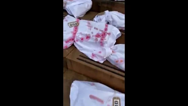 Katil İsrail'in savunuculuğunu yapan İngiliz BBC'ye Gazze tepkisi: Merkezin önünde bebek ceset torbası koydular-4