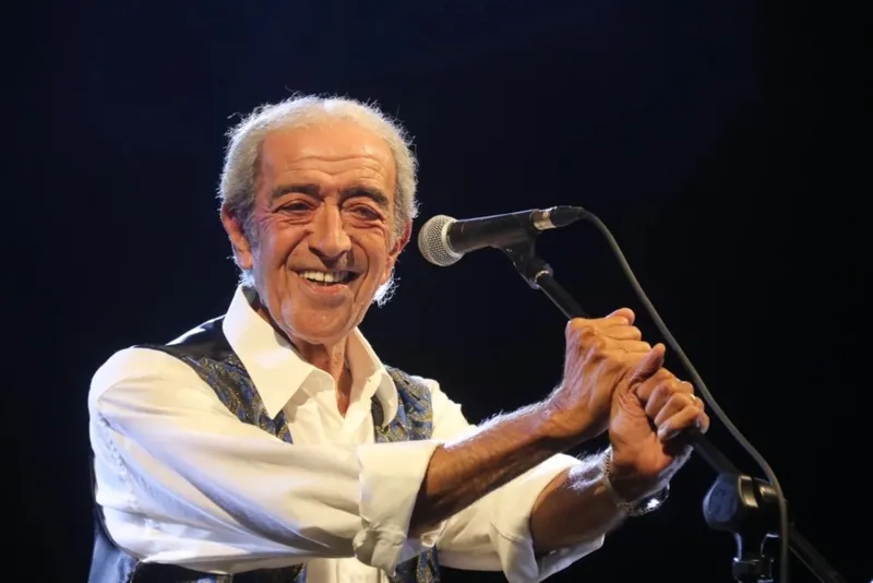 edip-akbayram-hasta-mi-unlu-sarkici-neden-yogun-bakima-alindi-1736419837181.jpeg