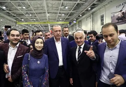 Cumhurbaşkanı Erdoğan gençlerle Atak helikopteri üretim hattını  gezdi