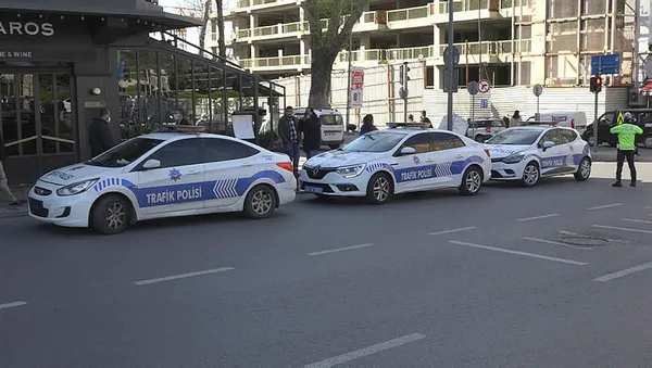 1619505327310.jpg İstanbul'da banka şubesinde bıçaklı saldırgan paniği-2