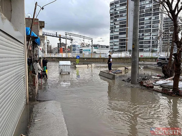 İzmir'de değişmeyen manzara: Yağış sonrası sokaklar göle döndü - 2