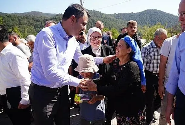 Bakan Kurum Sındırgı’da köylüler ile temel attı