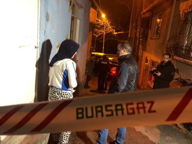 Bursa'da akılalmaz olay! Ağzında sigarayla sokaktaki doğalgaz sayacının borusunu kesti-5