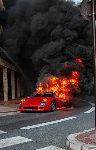 Yanan Ferrari’yi bahçe hortumuyla söndürmeye çalıştı