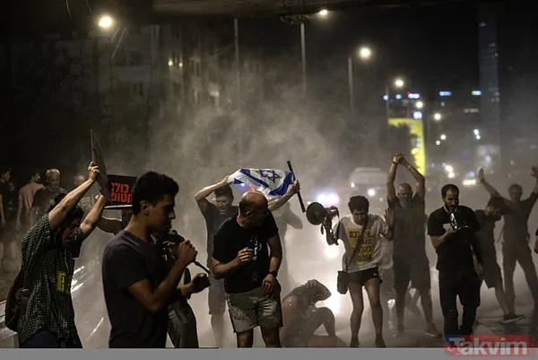 Tel Aviv'de kafesli protesto! Onlarca İsrailli, Netanyahu'nun istifası için sokaklara döküldü: Sen baştasın, sen suçlusun - 5