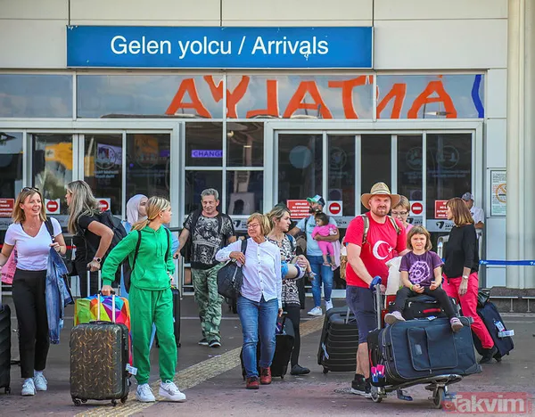 Antalya'da tüm zamanların en iyi ekim ayı! Turist sayısı geçen yıla göre yüzde 48 artışla 12 milyon 743 bine ulaştı - 1