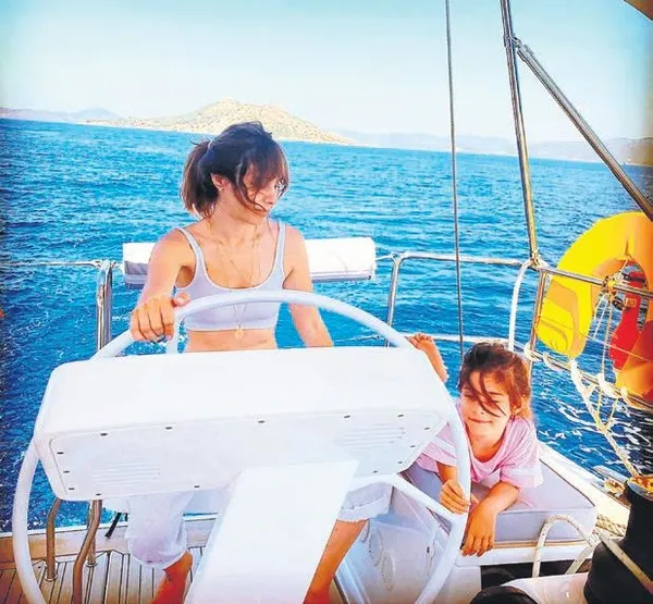 yesilcam-yildizi-turkan-sorayin-kizi-yagmur-unaldan-tatil-pozu-guzelligiyle-kucuk-sultan-dedirtti-1630445216248.jpeg Yeşilçam yıldızı Türkan Şoray'ın kızı Yağmur Ünal'dan tatil pozu! Güzelliğiyle "Küçük Sultan" dedirtti-4