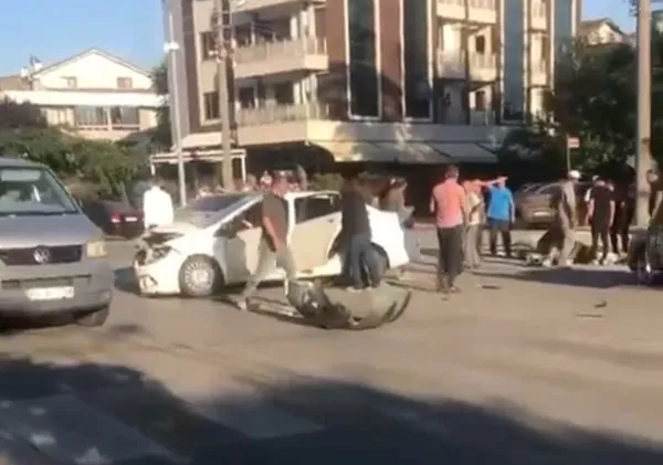 duzcede-kavsakta-iki-otomobil-carpisti-6-yarali-1658605043945.jpg Düzce’de kavşakta iki otomobil çarpıştı: 6 yaralı-2