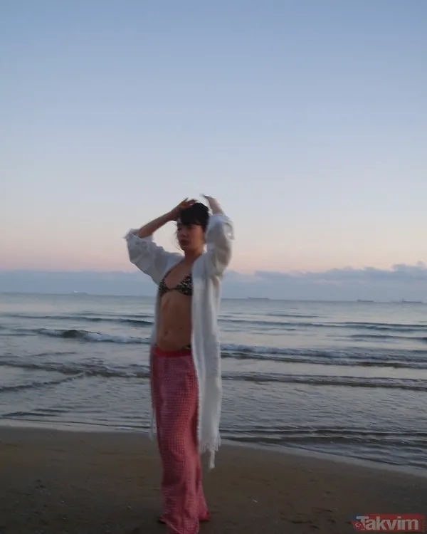 Neslihan Atagül sabahın 5’inde leopar desenli bikinisiyle kumsalda! Art arda paylaşıp sosyal medyayı salladı! - 9