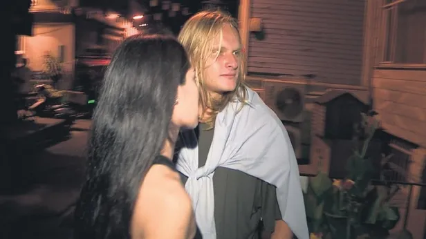 sosyetik-bennu-geredenin-oglu-dilan-sevgilisiyle-goruntu-vermemek-icin-bakin-ne-yapti-cicekcilere-500-tl-verip-1659212437299.jpeg Bennu Gerede'nin oğlu Dilan sevgilisi Laura Shakimova ile görüntü vermemek için kırk takla attı! Çiçekçilere 500 TL verip...-3