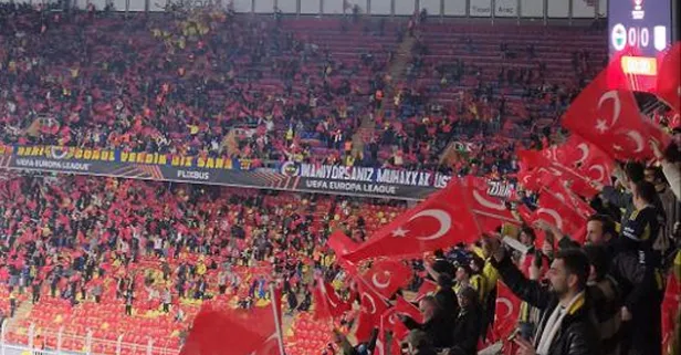 Fenerbahçe - Aston Villa maçı öncesi Kadıköy'de Türk bayrakları dalgalandı