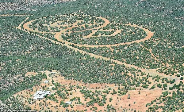 iste-uzayli-katedrali-1614372463484.jpeg New Mexico'daki çölüm ortasında gizemli yapılar! İşte uzaylı katedrali...-1