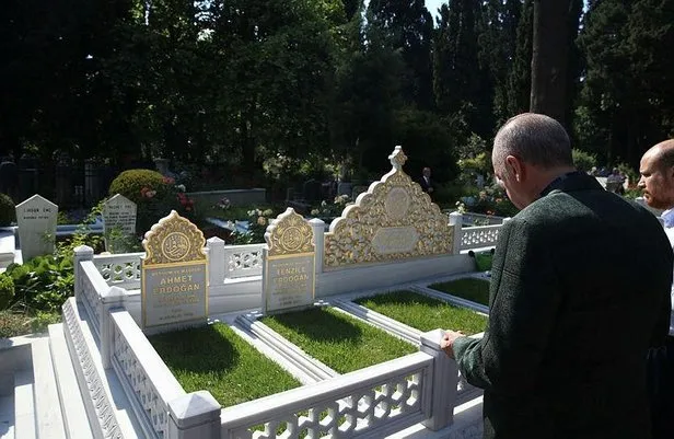 baskan erdogan karacaahmet mezarligi nda anne ve babasinin mezarini ziyaret etti takvim