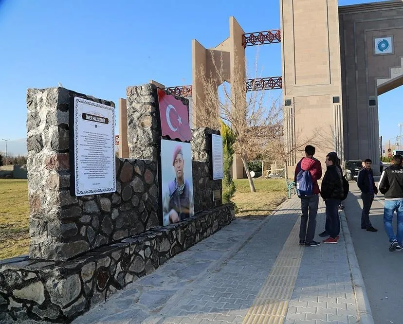 Üniversitede Ömer Halisdemir anıtı