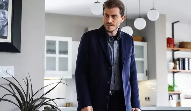 Kanal D dizisi Sadakatsiz'de herkesin dört gözle beklediği ayrılık! 'Bol bol küfür yedim' dedi vedayı kendisi duyurdu Sadakatsiz Mert...-5