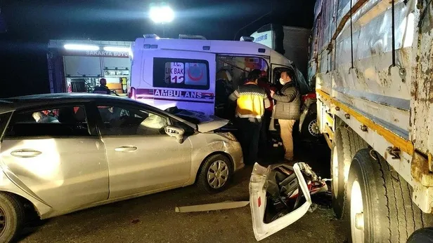 sakaryada-hasta-tasiyan-ambulansin-da-karistigi-zincirleme-kaza-yaralilar-var-1612208540238.jpeg Sakarya'da hasta taşıyan ambulansın da karıştığı zincirleme kaza! Yaralılar var...-2