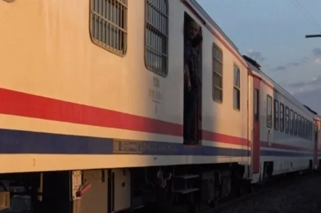Kent Konseyi Başkanı Yesari Sezgin'in aracına tren çarptı