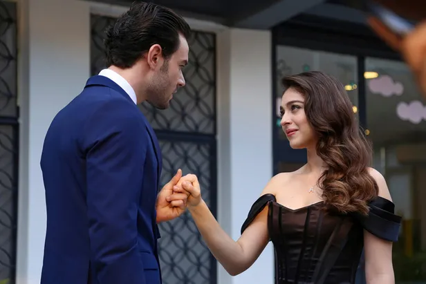 domino-tasi-etkisi-gosterdi-iddiali-dizi-icin-kanal-dden-flas-karar-yarin-aksamdan-itibaren-1633960828133.jpg Domino taşı etkisi gösterdi! İddialı dizi için Kanal D'den flaş karar! Yarın akşamdan itibaren...-3