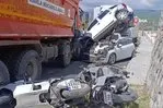 Silifke’de kamyon dehşeti! Ortalık savaş alanına döndü!