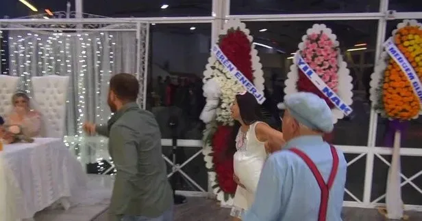 dugun-salonunda-kadrolu-oyun-gelin-ve-davetliler-ne-yapacaklarini-sasirdi-1663201950594.jpg Düğün salonunda kadrolu oyun! Gelin ve davetliler ne yapacaklarını şaşırdı-6