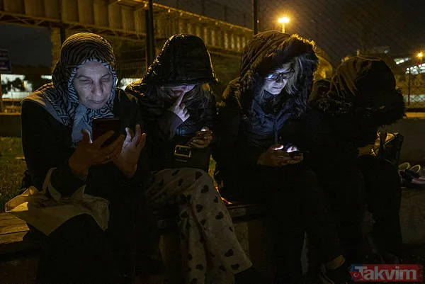 Düzce beşik gibi sallandı! Düzce'de meydana gelen 5,9 büyüklüğündeki depremin ardından vatandaş sokağa döküldü - 24