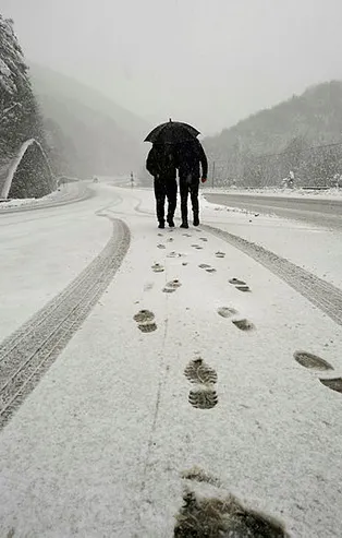 İSTANBUL HAVA DURUMU | Aniden bastıran kar yağışının sebebi ortaya çıktı! Deniz etkisiyle buz kristali...