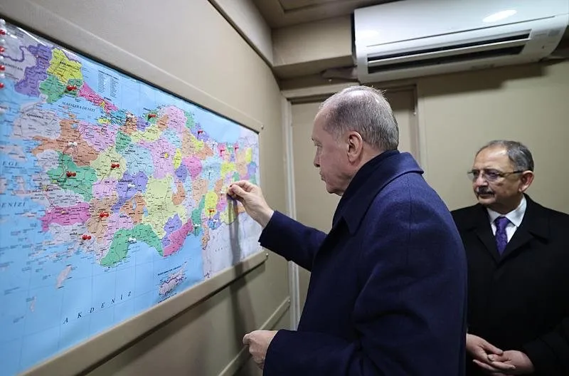Başkan Erdoğan, mitinglerde kullandığı tırın içerisinde yer alan haritada, Elazığ'ın üzerini raptiyeyle işaretledi.
