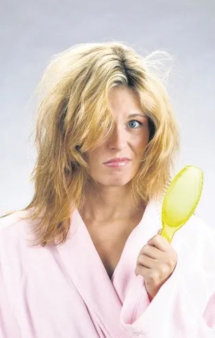 Dökülen saçlara altın dokunuş! Uzmanlar tedavi yöntemleri ve dikkat edilmesi gerekenleri sıraladı...