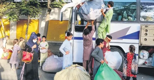 Taliban'dan kaçıp Kabil'e sığınan binlerce Afgan, şehir merkezindeki parklarda yaşamaya başladı