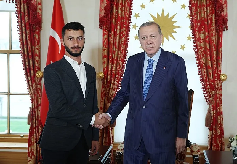 Başkan Erdoğan, Filistinli yönetmen Basel Adra'yı Cumhurbaşkanlığı Dolmabahçe Ofisi'nde kabul etti. (AA)