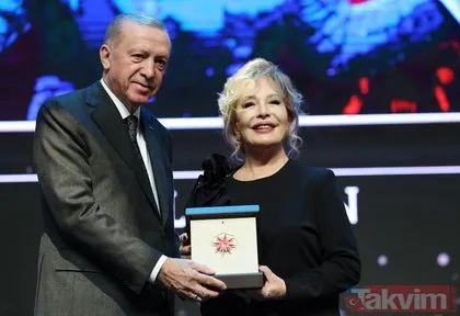 Cumhurbaşkanlığı Kültür ve Sanat Büyük ödülleri sahiplerini buldu! Başkan Erdoğan o isimleri tek tek açıkladı: Emel Sayın, Refik Anadol, Barış Manço...